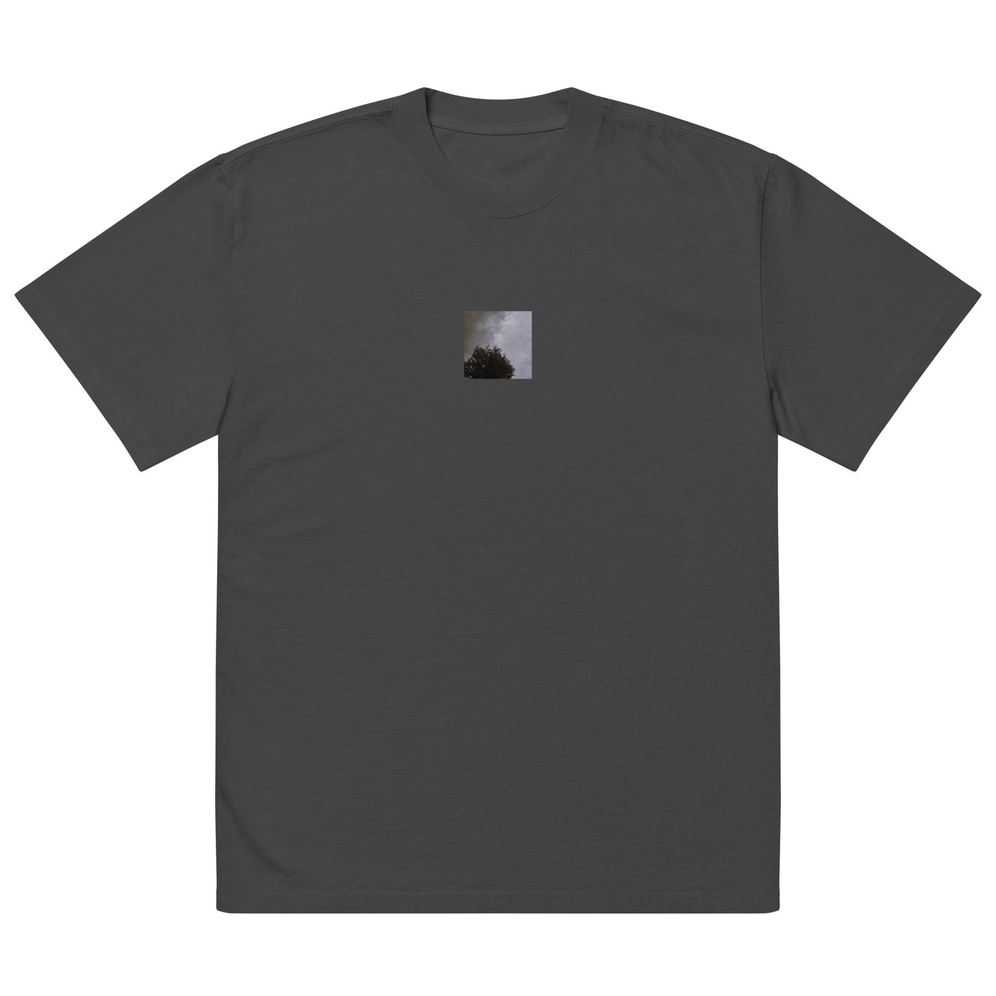 Minimalist mode style unisex faded black oversized faded t-shirt with a 'Clouds & Tree' black and white photo print / モードストリート系ユニセックス・フェイデッドブラック・オーバーサイズ・フェイデッドTシャツ、フロントに「Clouds & Tree（雲と木）」のモノクロ写真プリント（Tシャツ）