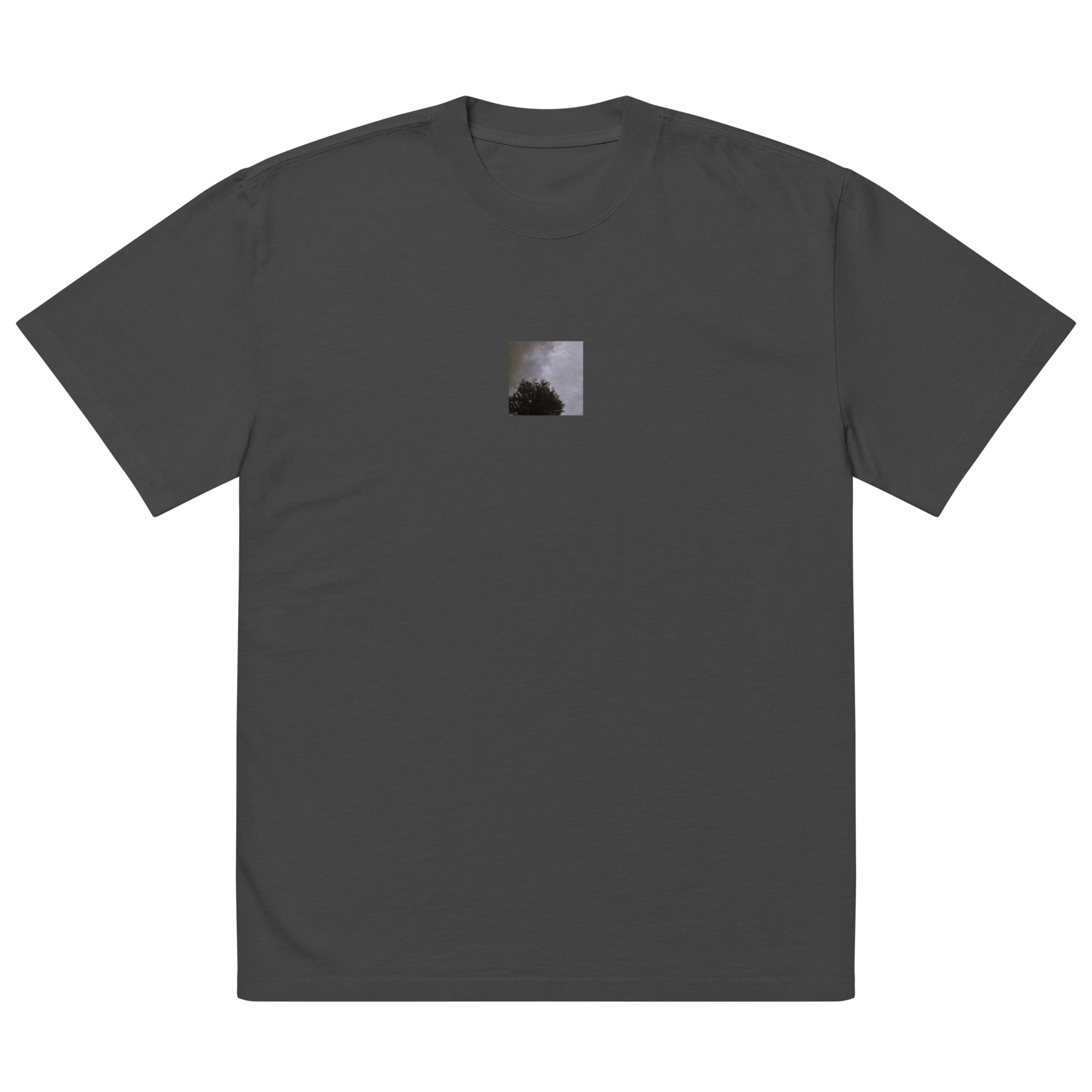 Minimalist mode style unisex faded black oversized faded t-shirt with a 'Clouds & Tree' black and white photo print / モードストリート系ユニセックス・フェイデッドブラック・オーバーサイズ・フェイデッドTシャツ、フロントに「Clouds & Tree（雲と木）」のモノクロ写真プリント（Tシャツ）