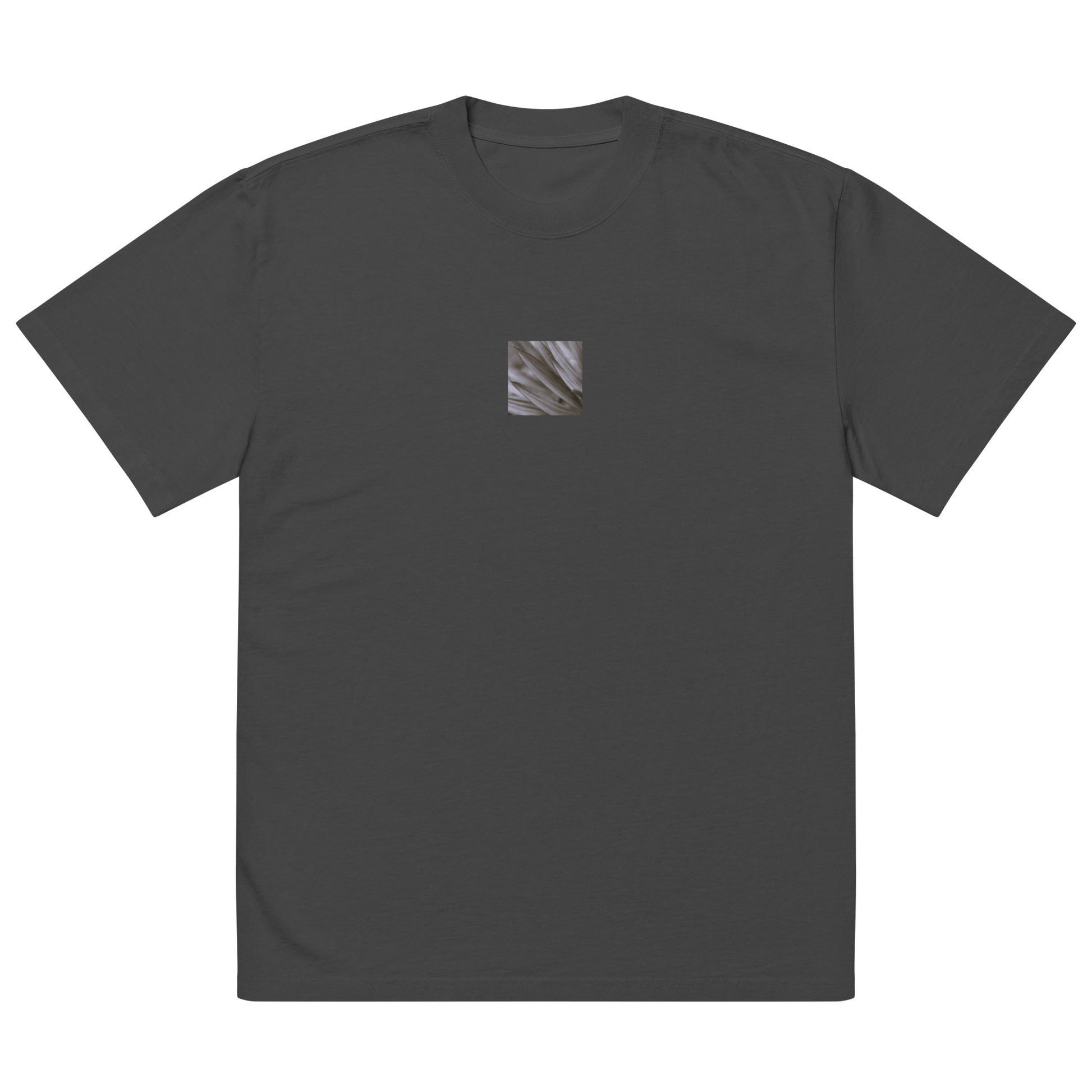Minimalist mode style unisex oversized faded black t-shirt with a 'Yucca Plant' black and white photo print / モードストリート系ユニセックス・オーバーサイズ・フェイデッドTシャツ（フェイデッドブラック）、フロントに「Yucca Plant（ユッカの植物）」のモノクロ写真プリント（Tシャツ）