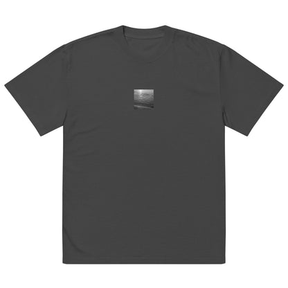 Minimalist streetwear style premium heavyweight oversized faded t-shirt in faded black, featuring the 'Ocean Beach (B&W)' photograph. / 「Ocean Beach (B&W)」プレミアムオーバーサイズ・フェードTシャツ（フェードブラック）：打ち寄せる波をモノクロで捉えた、肉厚でモダンなストリート系Tシャツ。