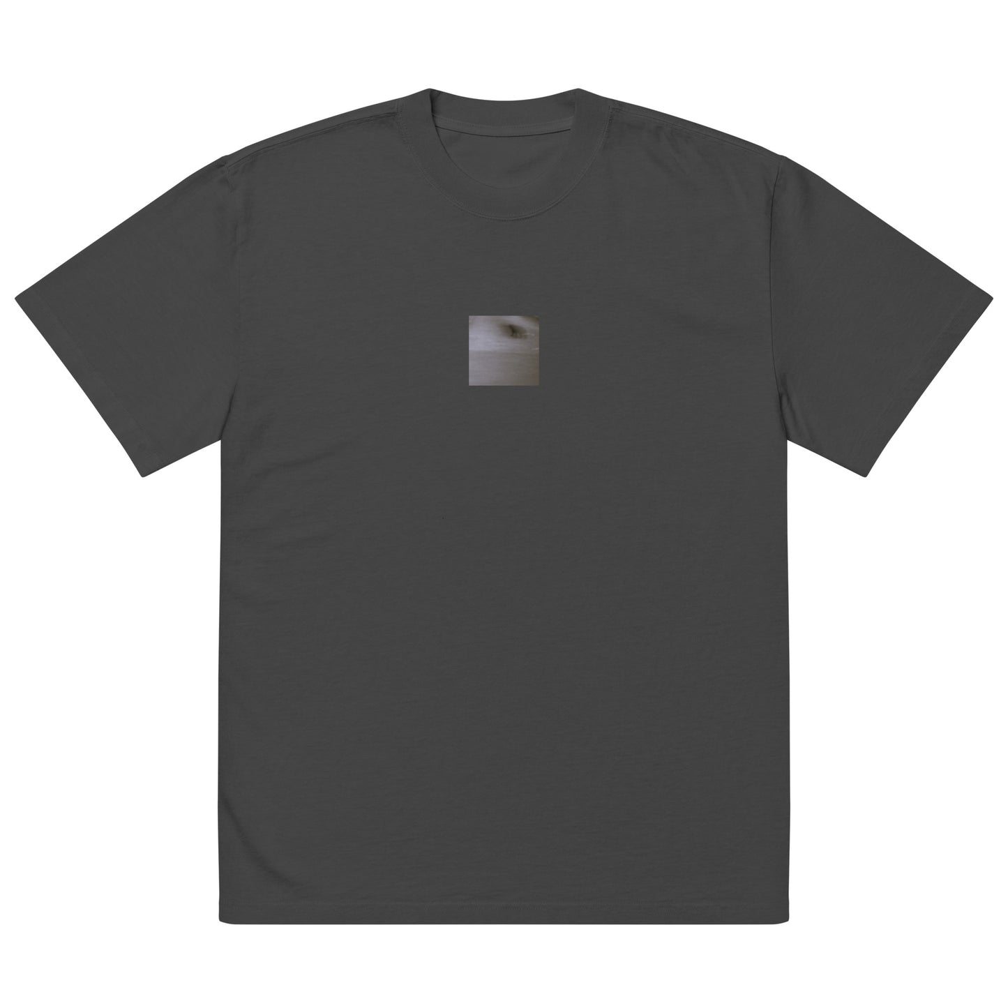 Minimalist streetwear style oversized faded T-shirt in black featuring the 'Cat (B&W)' photo art on the front. / モードストリート系オーバーサイズ・フェードTシャツ（ブラック）フロントに「猫（モノクロ）」のフォトアートを配したデザイン。