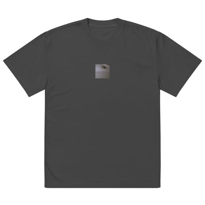 Minimalist streetwear style oversized faded T-shirt in black featuring the 'Cat (B&W)' photo art on the front. / モードストリート系オーバーサイズ・フェードTシャツ（ブラック）フロントに「猫（モノクロ）」のフォトアートを配したデザイン。