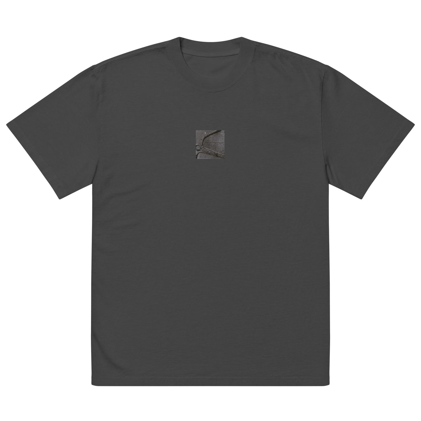 Minimalist streetwear style oversized faded T-shirt in black featuring the 'Anchor (B&W)' photo art on the front. / モードストリート系オーバーサイズ・フェードTシャツ（ブラック）フロントに「アンカー（錨・モノクロ）」のフォトアートを配したデザイン。