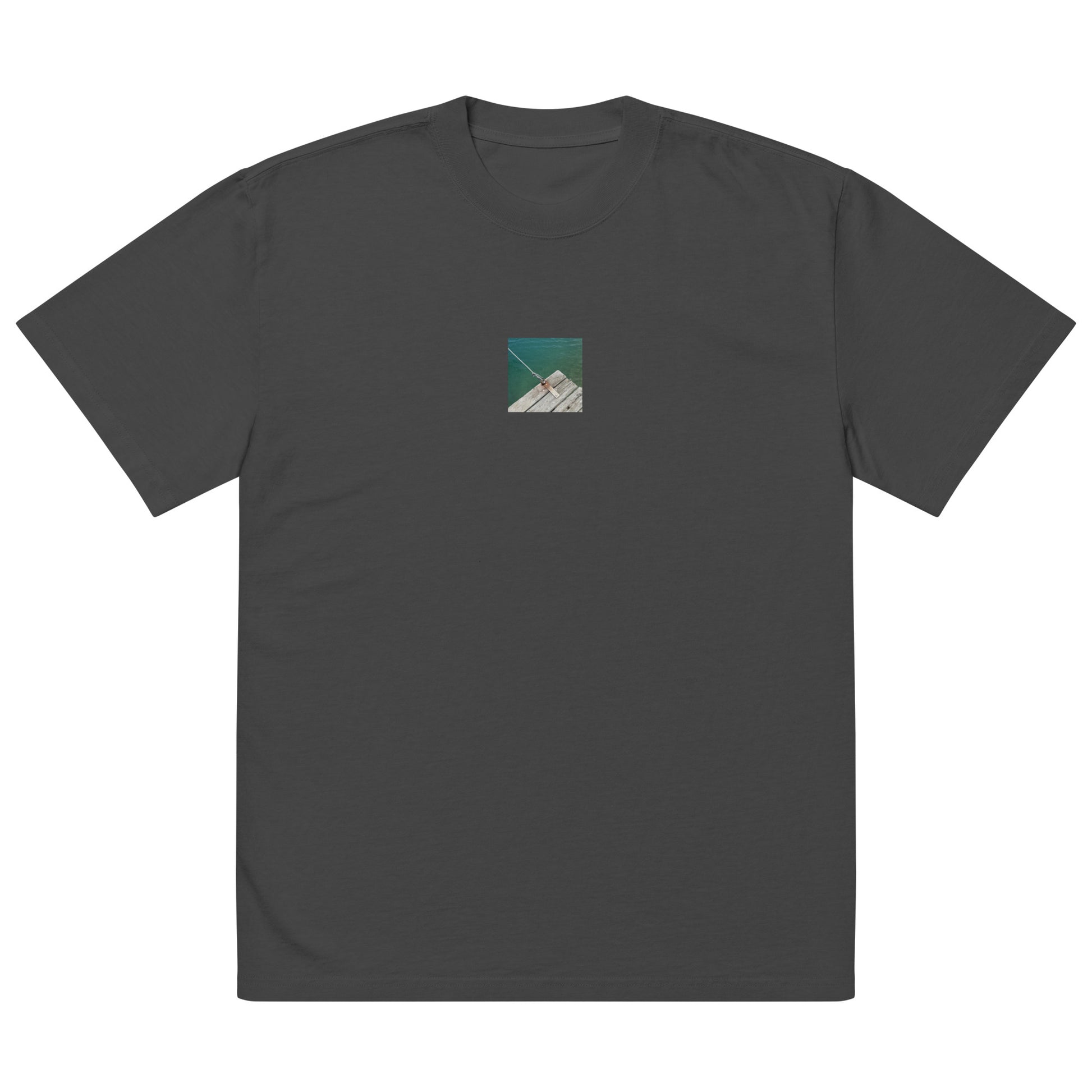 Minimalist streetwear style oversized faded T-shirt in black featuring the 'Sea, Pier and Rope' photo art on the front. / モードストリート系オーバーサイズ・フェードTシャツ（ブラック）フロントに「海、桟橋、ロープ」のフォトアートを配したデザイン。