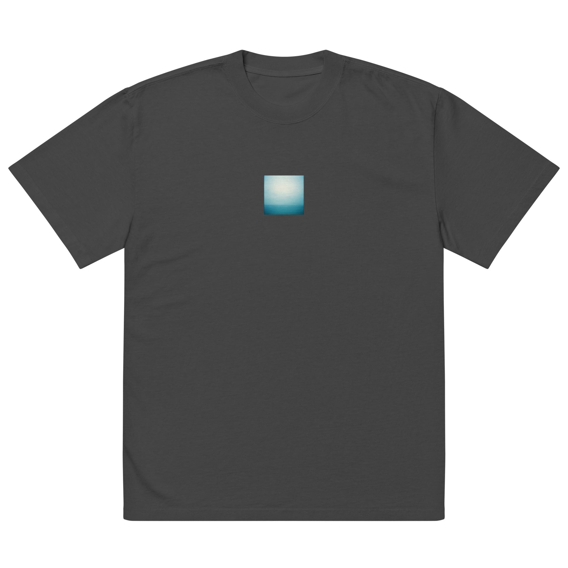 Minimalist streetwear style oversized faded T-shirt in black featuring the 'Ocean Horizon' photo art on the front. / モードストリート系オーバーサイズ・フェードTシャツ（ブラック）フロントに「海の水平線」のフォトアートを配したデザイン。