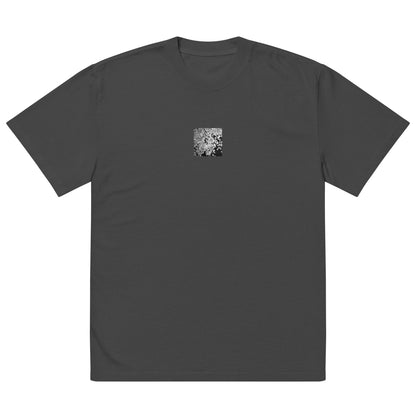 Minimalist streetwear style oversized faded T-shirt in black featuring the 'Ginkgo Biloba (B&W)' photo art on the front. / モードストリート系オーバーサイズ・フェードTシャツ（ブラック）フロントに「イチョウ (モノクロ)」のフォトアートを配したデザイン。