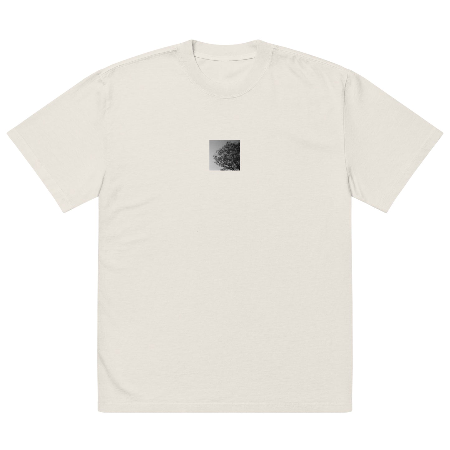 【Faded Bone】
Minimalist mode style oversized faded bone-colored t-shirt with a 'Tree and Wind' black and white photo print on the front / モードストリート系オーバーサイズフェードTシャツ（フェードボーン）、フロントに「木と風」のモノクロ写真プリント（オーバーサイズTシャツ）