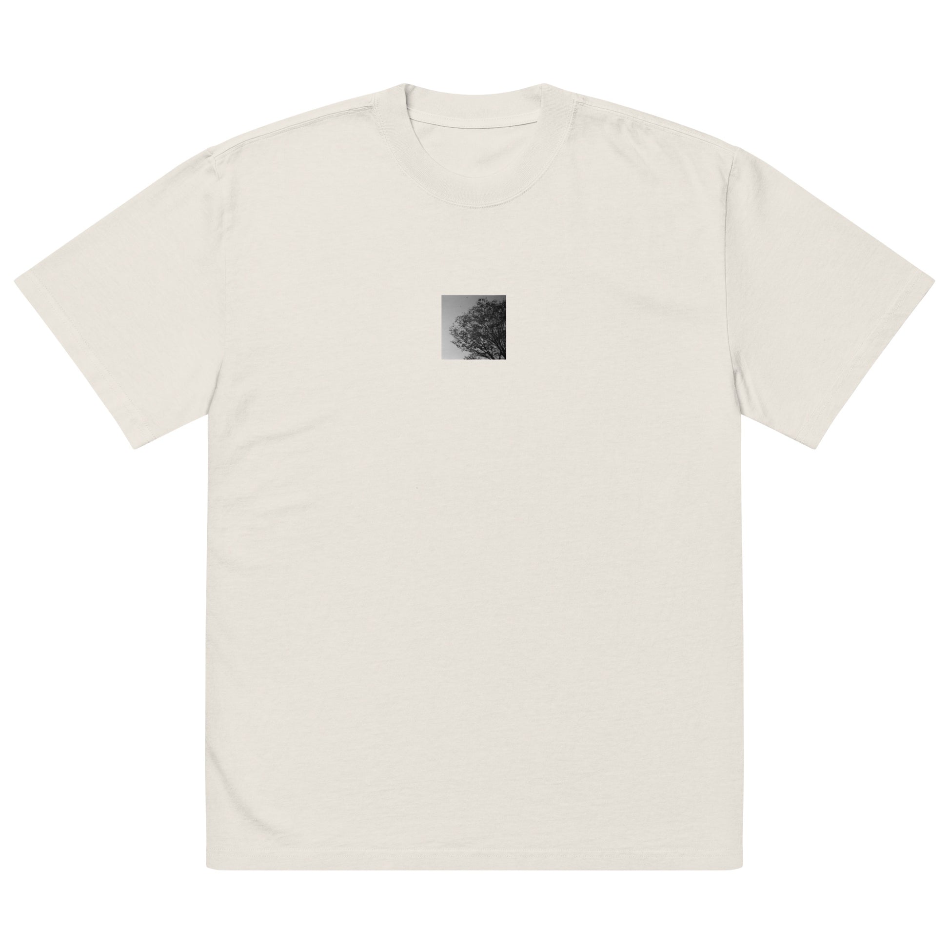 【Faded Bone】
Minimalist mode style oversized faded bone-colored t-shirt with a 'Tree and Wind' black and white photo print on the front / モードストリート系オーバーサイズフェードTシャツ（フェードボーン）、フロントに「木と風」のモノクロ写真プリント（オーバーサイズTシャツ）