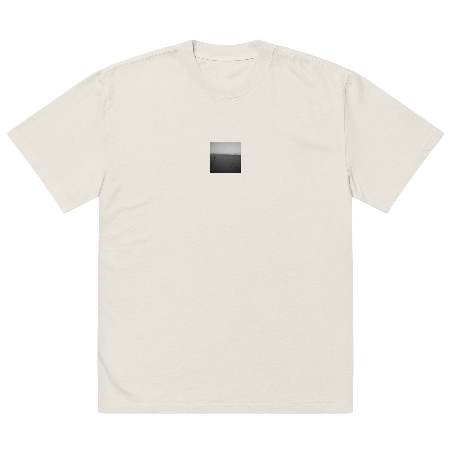 【Faded Bone】
Minimalist mode style oversized faded bone-colored t-shirt with a 'Beach and People' black and white photo print on the front / モードストリート系オーバーサイズフェードTシャツ（フェードボーン）、フロントに「ビーチと人々」のモノクロ写真プリント（オーバーサイズT）