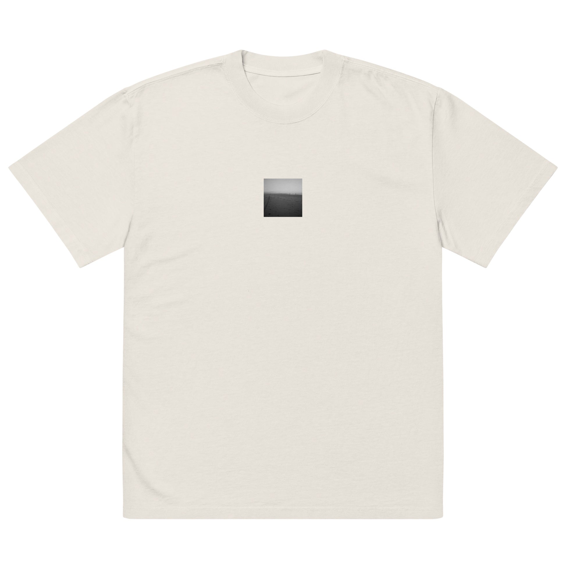 【Faded Bone】
Minimalist mode style oversized faded bone-colored t-shirt with a 'Beach and People' black and white photo print on the front / モードストリート系オーバーサイズフェードTシャツ（フェードボーン）、フロントに「ビーチと人々」のモノクロ写真プリント（オーバーサイズT）