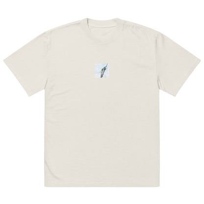 Minimalist mode style unisex premium faded bone oversized faded t-shirt with a 'Vines Entangled on a Utility Pole' photo print / モードストリート系ユニセックス・プレミアム・オーバーサイズ・フェイデッドTシャツ（フェイデッドボーン）、フロントに「電柱に絡まるツル」の写真プリント（Tシャツ）