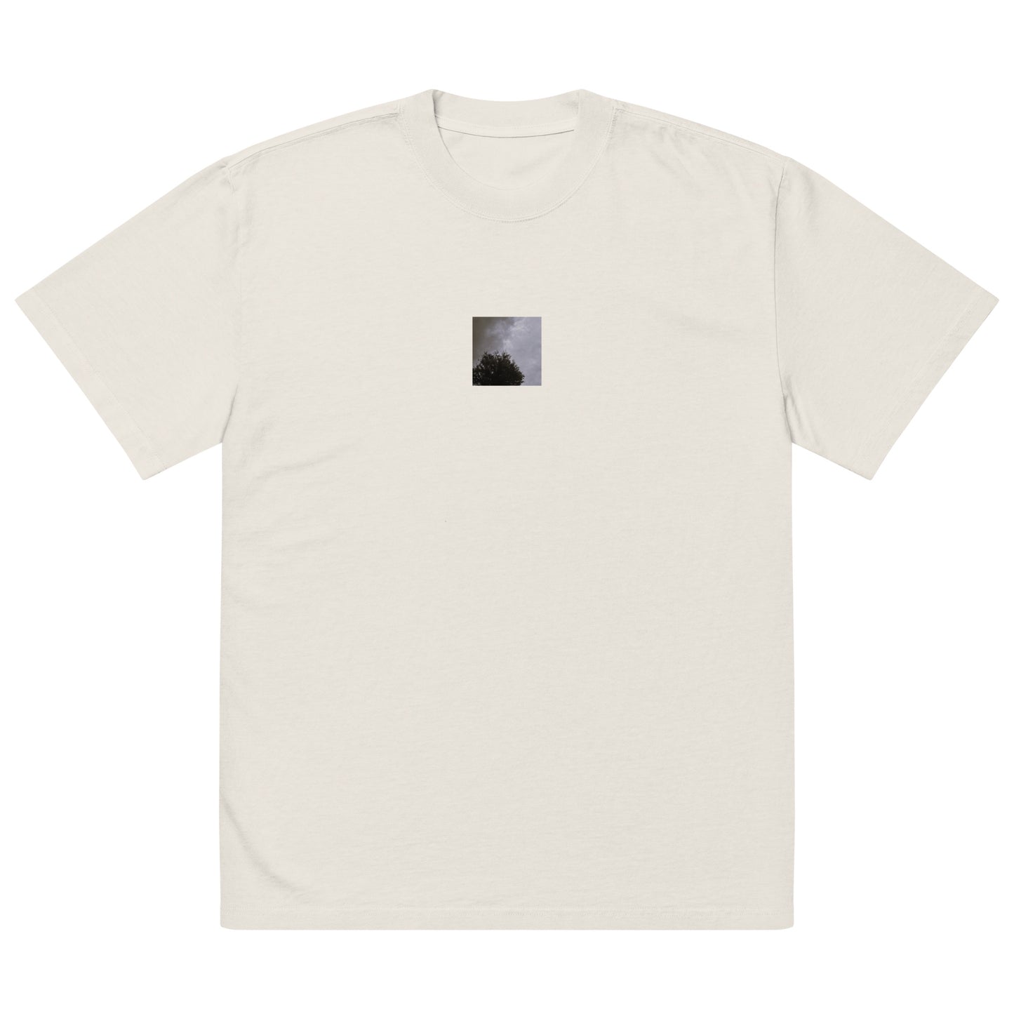 Minimalist mode style unisex faded bone oversized faded t-shirt with a 'Clouds & Tree' black and white photo print / モードストリート系ユニセックス・フェイデッドボーン・オーバーサイズ・フェイデッドTシャツ、フロントに「Clouds & Tree（雲と木）」のモノクロ写真プリント（Tシャツ）