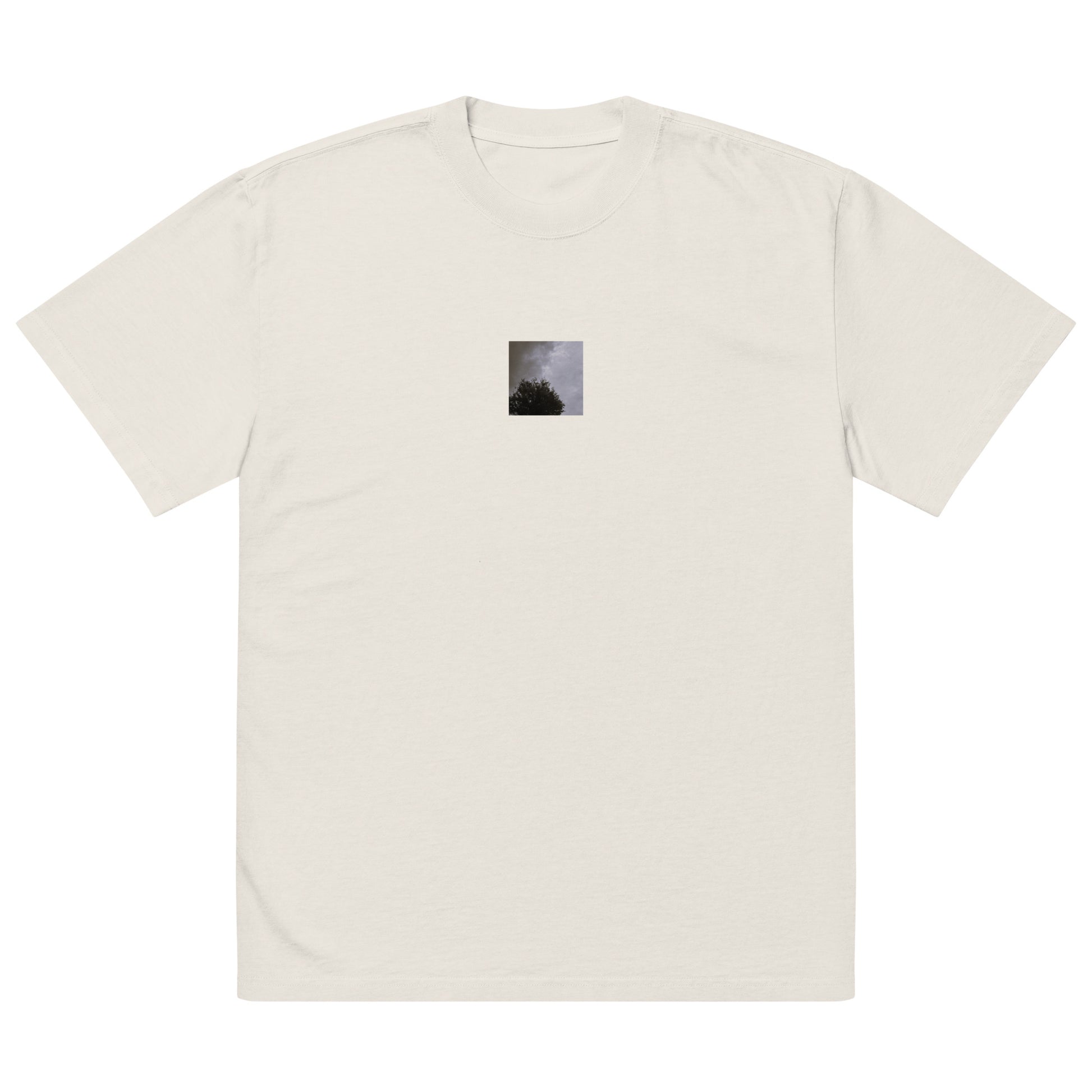 Minimalist mode style unisex faded bone oversized faded t-shirt with a 'Clouds & Tree' black and white photo print / モードストリート系ユニセックス・フェイデッドボーン・オーバーサイズ・フェイデッドTシャツ、フロントに「Clouds & Tree（雲と木）」のモノクロ写真プリント（Tシャツ）