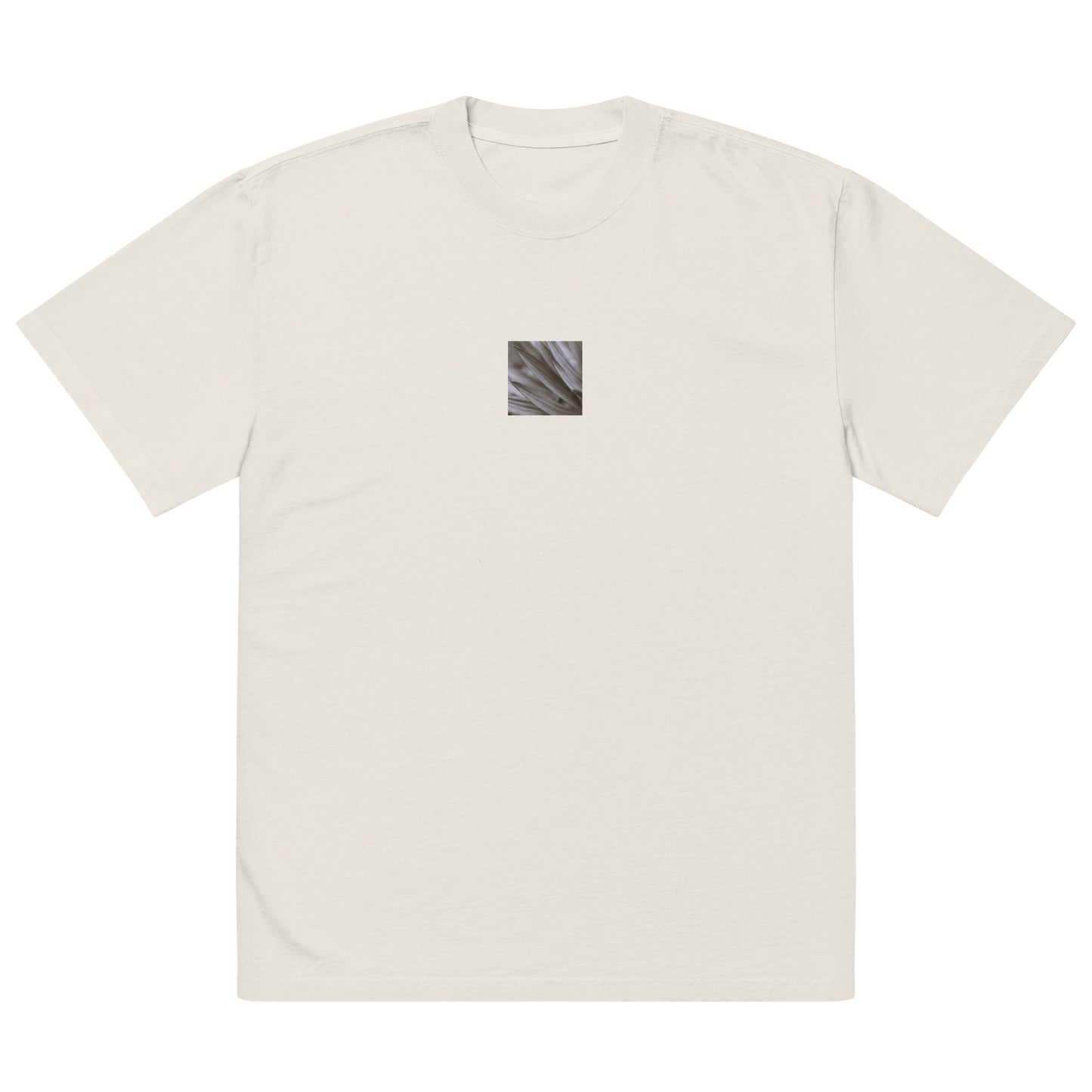 Minimalist mode style unisex oversized faded bone t-shirt with a 'Yucca Plant' black and white photo print / モードストリート系ユニセックス・オーバーサイズ・フェイデッドTシャツ（フェイデッドボーン）、フロントに「Yucca Plant（ユッカの植物）」のモノクロ写真プリント（Tシャツ）
