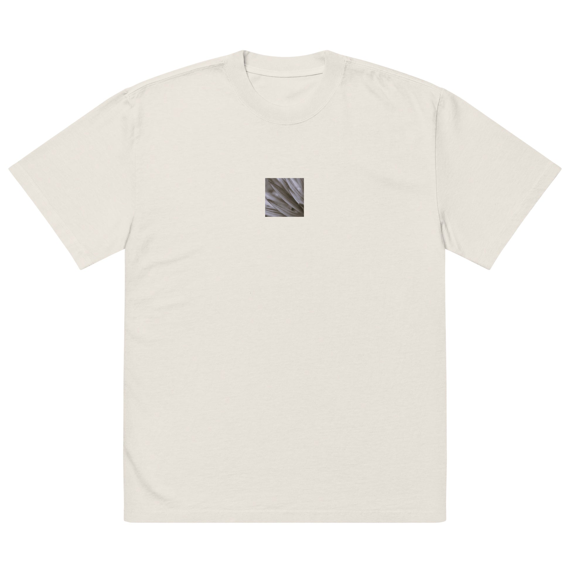 Minimalist mode style unisex oversized faded bone t-shirt with a 'Yucca Plant' black and white photo print / モードストリート系ユニセックス・オーバーサイズ・フェイデッドTシャツ（フェイデッドボーン）、フロントに「Yucca Plant（ユッカの植物）」のモノクロ写真プリント（Tシャツ）