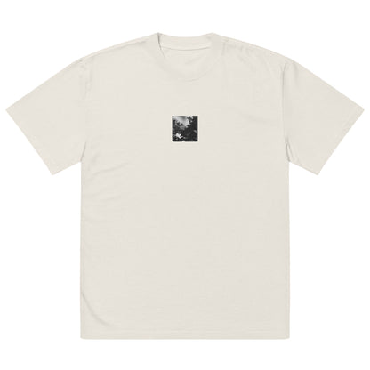 Minimalist streetwear style unisex oversized faded T-shirt in washed bone, featuring a 'Tree Branches' black and white photograph print on the chest. / Tree Branches（木の枝）B&W オーバーサイズ・フェードTシャツ（フェードボーン）：クリーンで洗練されたウォッシュ加工済みの、モダンなモードストリート系Tシャツ。