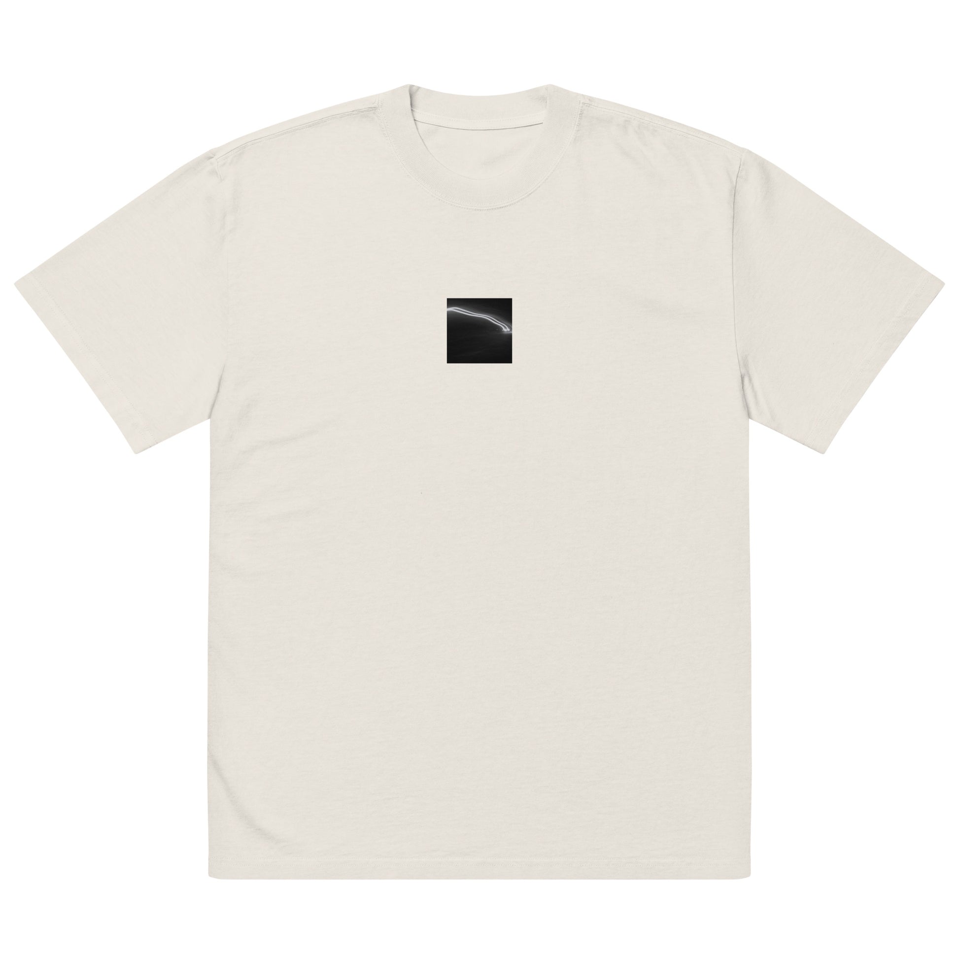 Minimalist streetwear style unisex oversized faded T-shirt in washed bone, featuring a 'Night Car Lights' B&W photograph print. / Night Car Lights (B&W) オーバーサイズ・フェードTシャツ（フェードボーン）：清潔感ある生成り色のヴィンテージ加工。都会的な夜景写真が際立つモードストリート系Tシャツ。