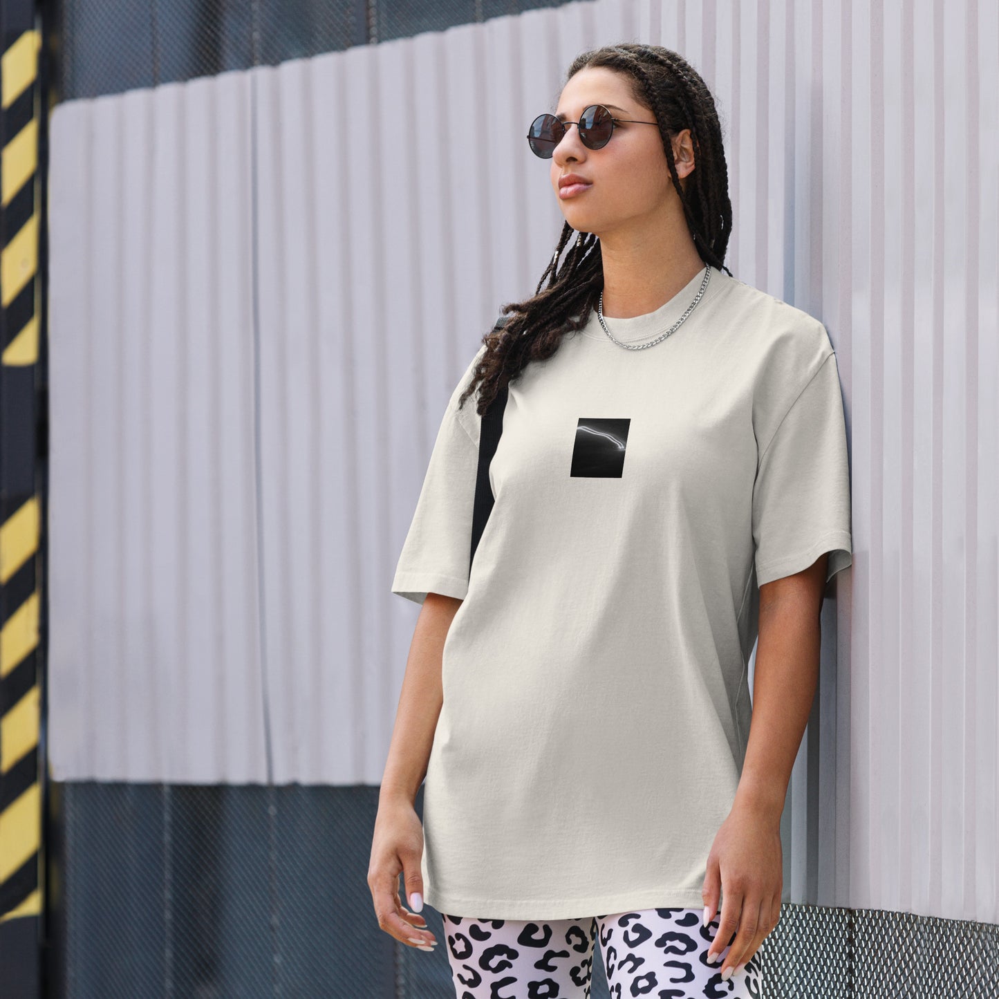 Minimalist streetwear style unisex oversized faded T-shirt in washed bone, featuring a 'Night Car Lights' B&W photograph print. / Night Car Lights (B&W) オーバーサイズ・フェードTシャツ（フェードボーン）：清潔感ある生成り色のヴィンテージ加工。都会的な夜景写真が際立つモードストリート系Tシャツ。
