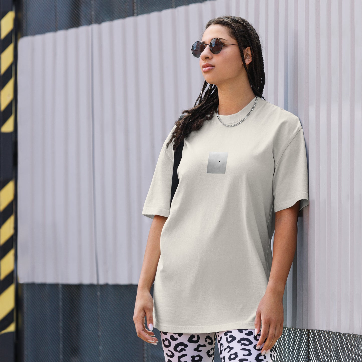 Minimalist streetwear style unisex oversized faded T-shirt in washed bone, featuring a 'Bird and Sky (B&W)' photograph print. / Bird and Sky (B&W) オーバーサイズ・フェードTシャツ（フェードボーン）：清潔感ある生成り色のヴィンテージ加工。鳥と空のモノクロ風景が際立つモードストリート系Tシャツ。