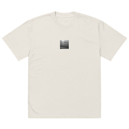 Minimalist streetwear style premium heavyweight oversized faded t-shirt in faded bone, featuring the 'Ocean Beach (B&W)' photograph. / 「Ocean Beach (B&W)」プレミアムオーバーサイズ・フェードTシャツ（フェードボーン）：クリーンで洗練された色合い。打ち寄せる波をモノクロで捉えた、肉厚でモダンなストリート系Tシャツ。