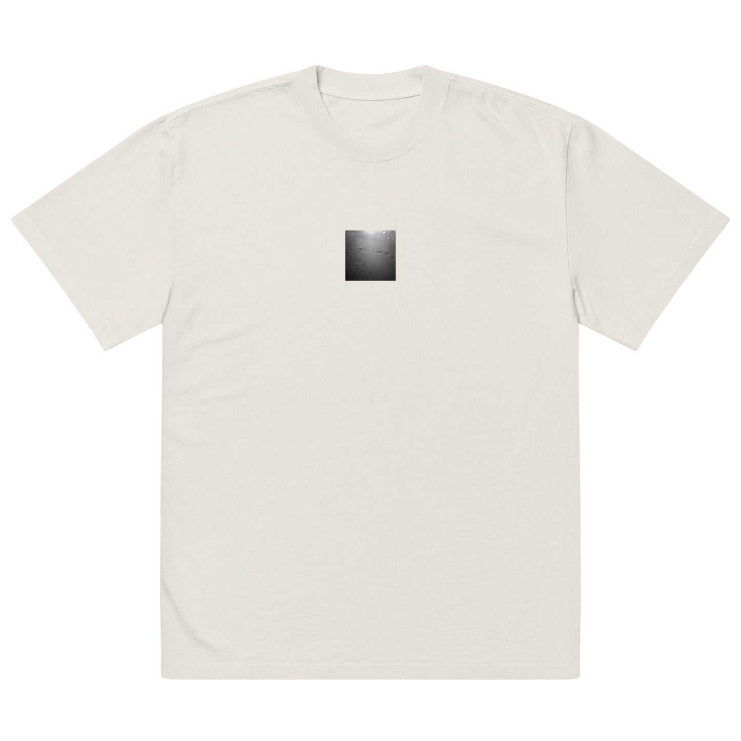 Minimalist streetwear style unisex oversized faded t-shirt in faded bone with 'Beach Footprints (B&W)' photo art. / フロントに「砂浜の足跡（モノクロ）」のフォトアートを配した、モードストリート系オーバーサイズTシャツ（フェイデッド・ボーン）。