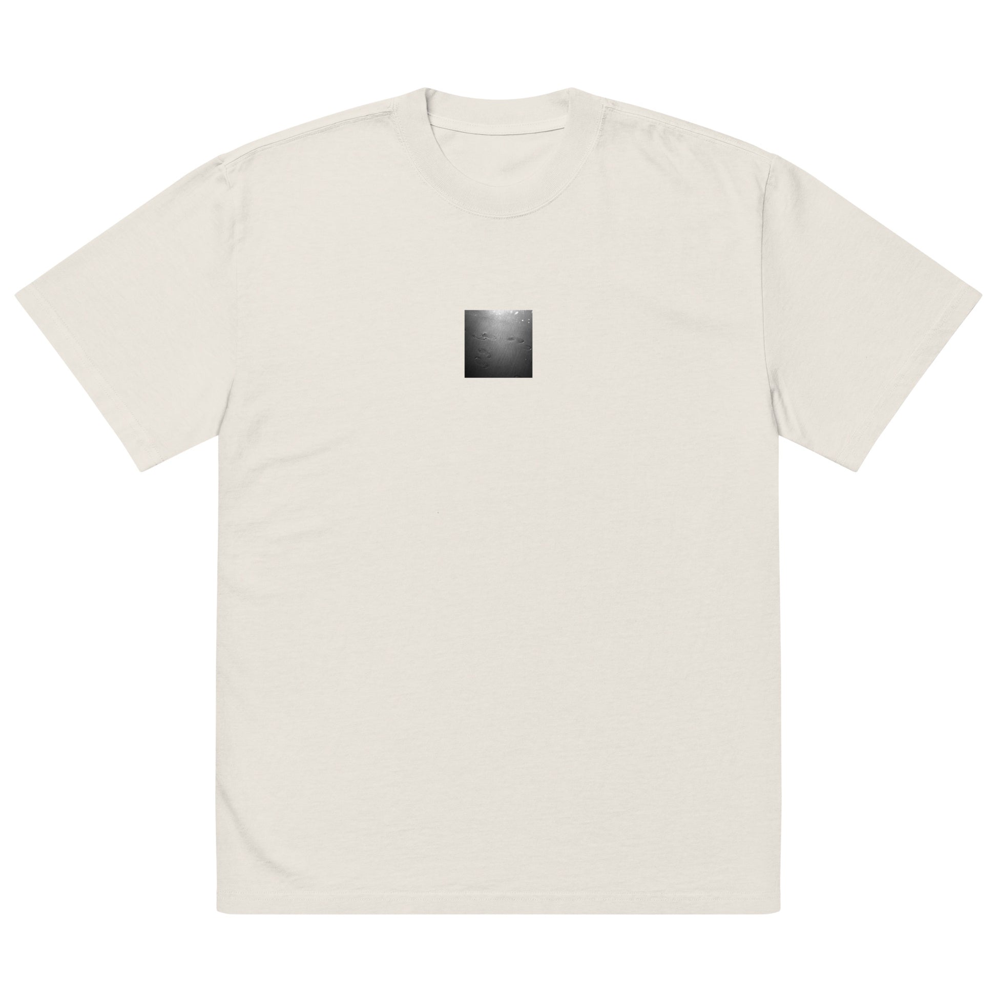 Minimalist streetwear style unisex oversized faded t-shirt in faded bone with 'Beach Footprints (B&W)' photo art. / フロントに「砂浜の足跡（モノクロ）」のフォトアートを配した、モードストリート系オーバーサイズTシャツ（フェイデッド・ボーン）。