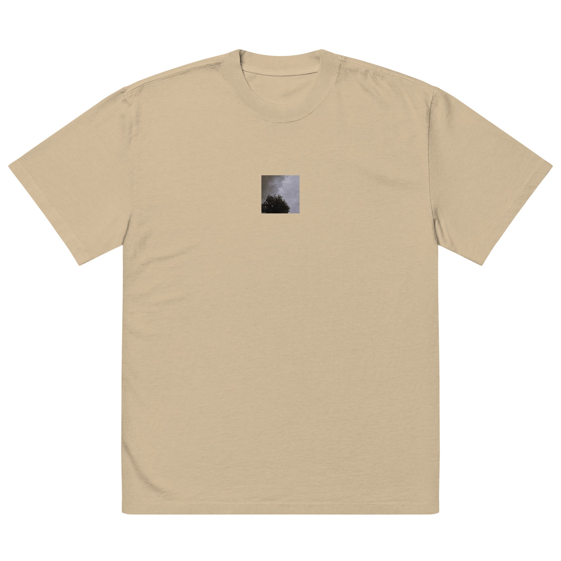 Minimalist mode style unisex faded khaki oversized faded t-shirt with a 'Clouds & Tree' black and white photo print / モードストリート系ユニセックス・フェイデッドカーキ・オーバーサイズ・フェイデッドTシャツ、フロントに「Clouds & Tree（雲と木）」のモノクロ写真プリント（Tシャツ）