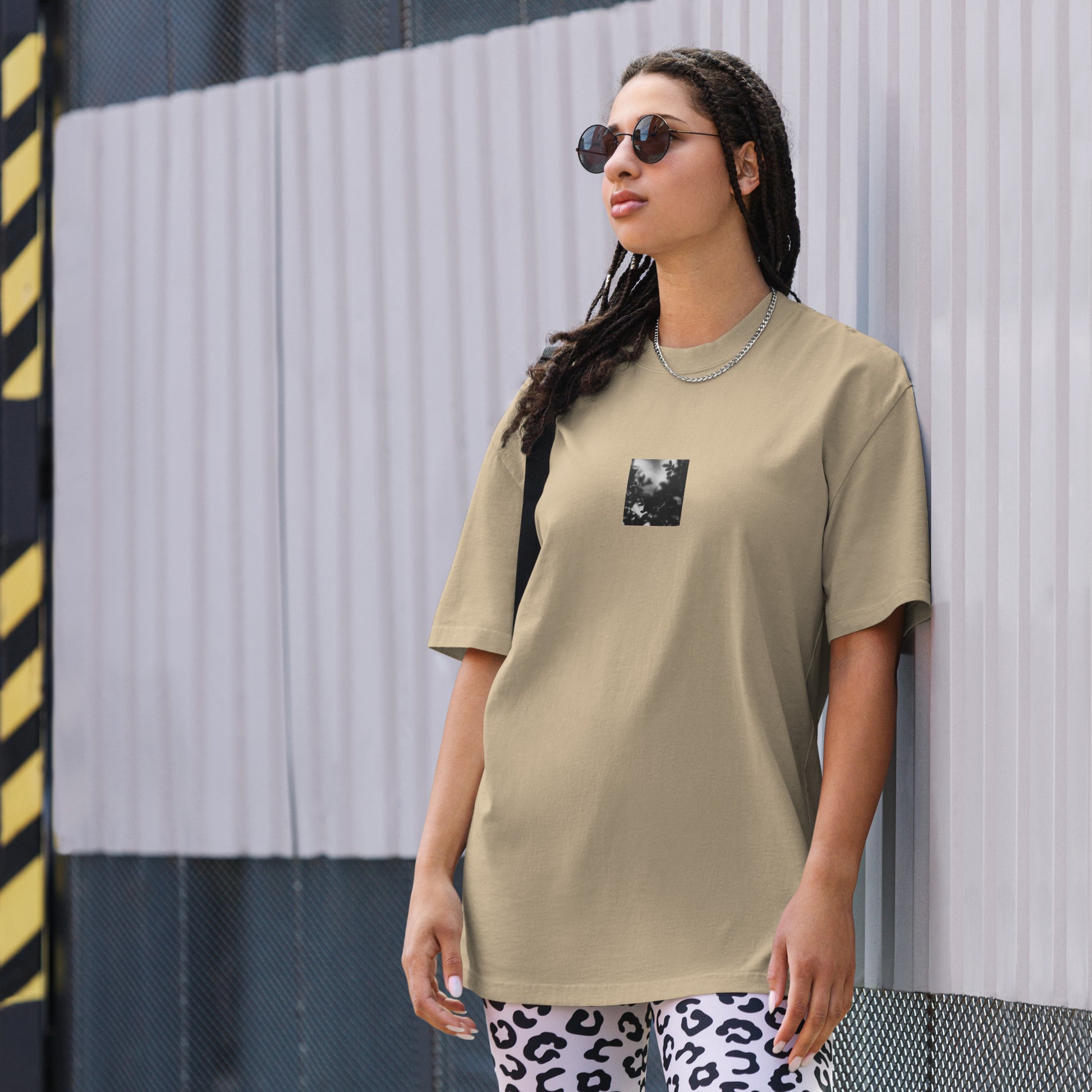 Minimalist streetwear style unisex oversized faded T-shirt in washed khaki, featuring a 'Tree Branches' black and white photograph print on the chest. / Tree Branches（木の枝）B&W オーバーサイズ・フェードTシャツ（フェードカーキ）：落ち着いた色味のウォッシュ加工が魅力、モダンでミニマルなモードストリート系Tシャツ。