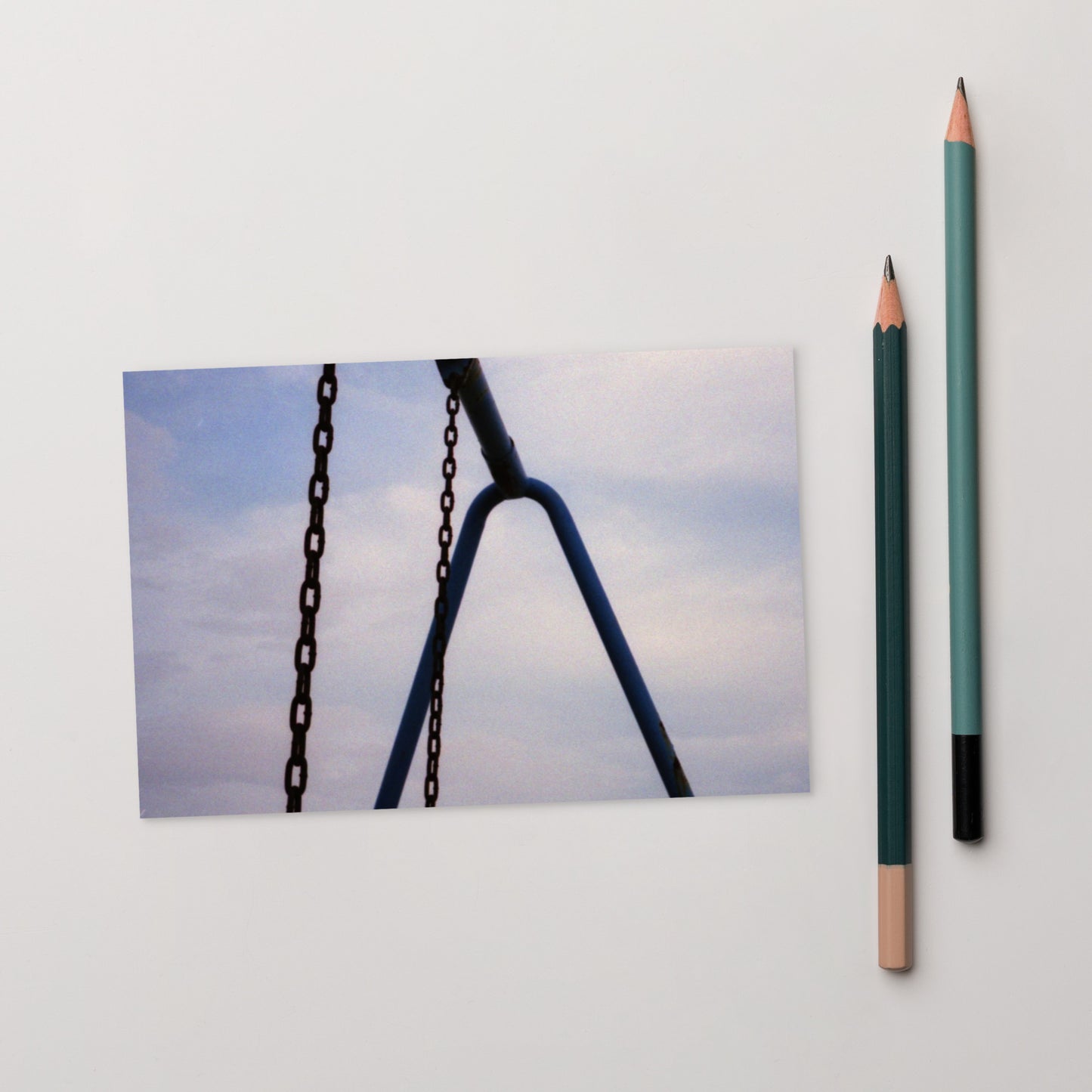 【Postcard】
Minimalist mode street style postcard featuring a playground swing photo print / モードストリート系デザインのポストカード、公園のブランコの写真プリント