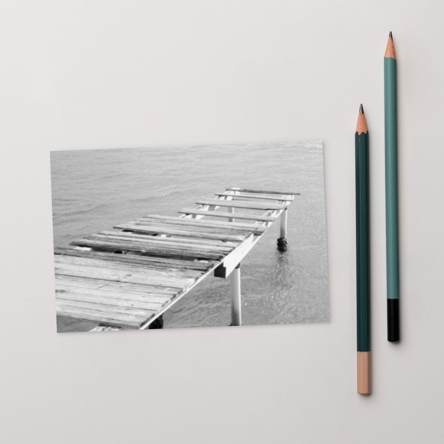 Minimalist mode style postcard featuring a 'Sea and Pier' black and white photo print / モードストリート系デザインのポストカード、「桟橋と海」のモノクロ写真プリント
