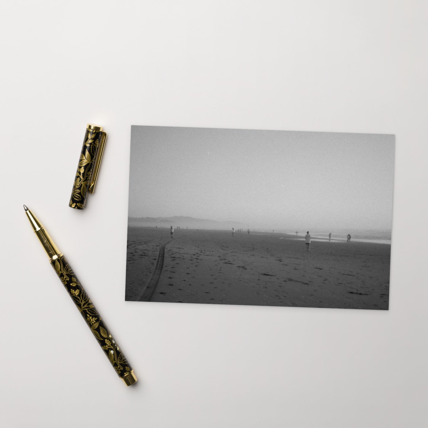 Minimalist mode style postcard featuring a 'Beach and People' black and white photo print / モードストリート系デザインのポストカード、「ビーチと人々」のモノクロ写真プリント（アートカード）