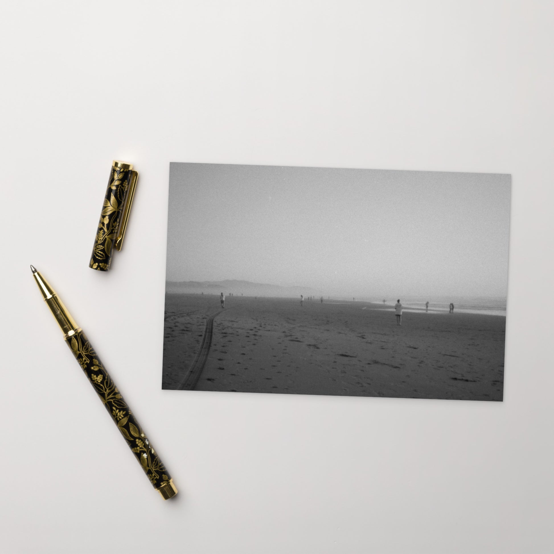Minimalist mode style postcard featuring a 'Beach and People' black and white photo print / モードストリート系デザインのポストカード、「ビーチと人々」のモノクロ写真プリント（アートカード）