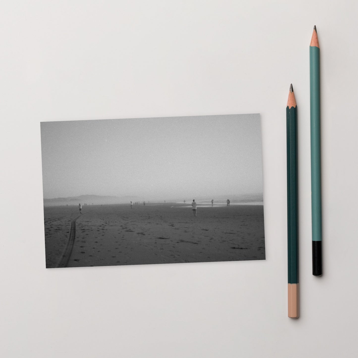 Minimalist mode style postcard featuring a 'Beach and People' black and white photo print / モードストリート系デザインのポストカード、「ビーチと人々」のモノクロ写真プリント（アートカード）