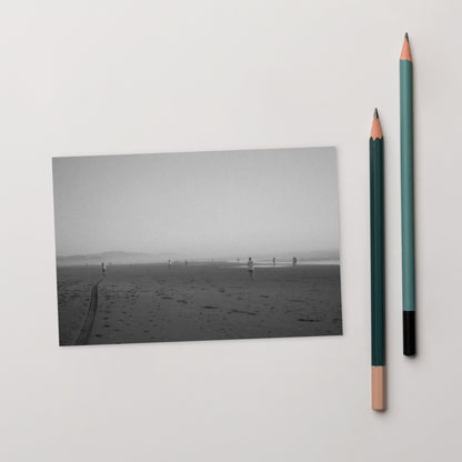 Minimalist mode style postcard featuring a 'Beach and People' black and white photo print / モードストリート系デザインのポストカード、「ビーチと人々」のモノクロ写真プリント（アートカード）