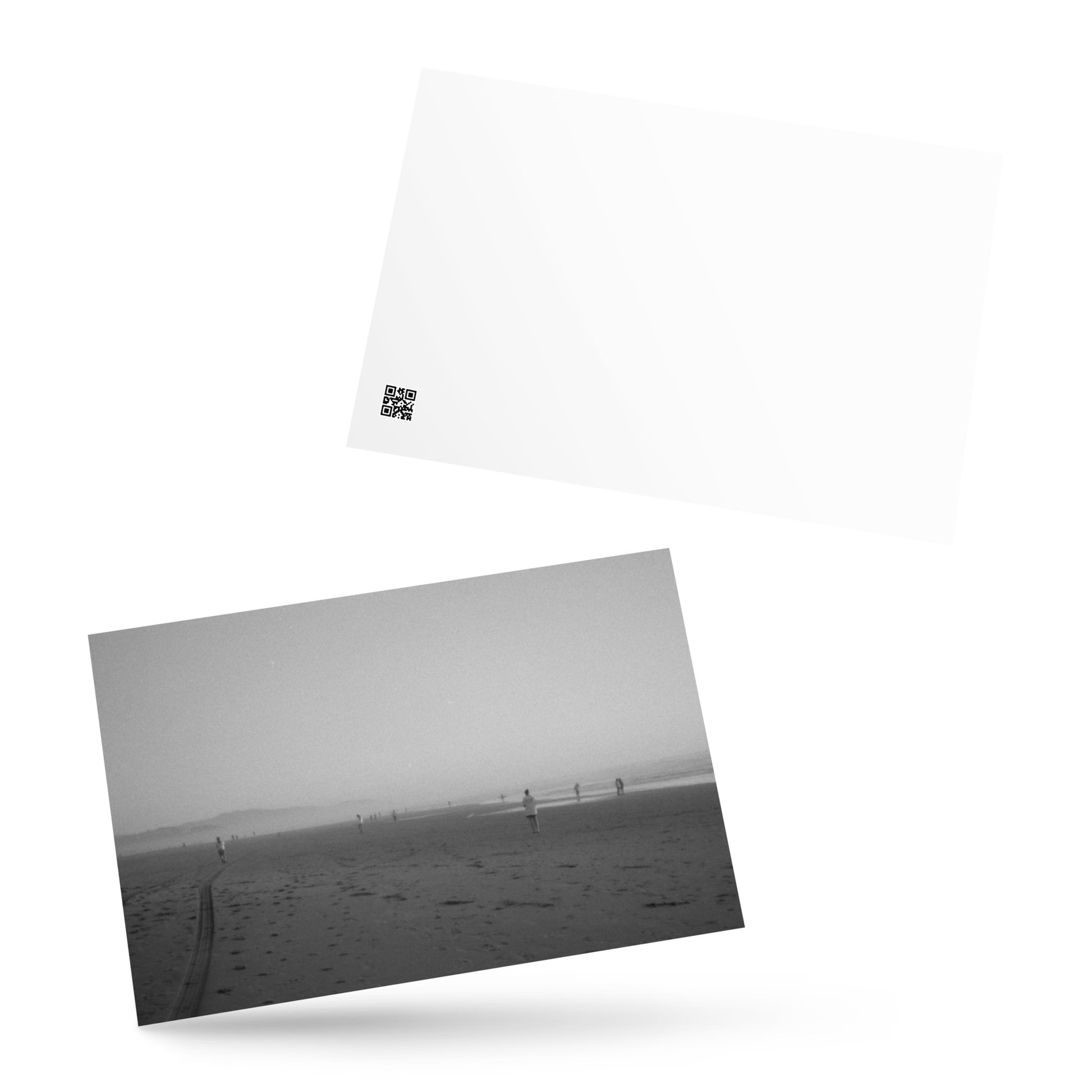 Minimalist mode style postcard featuring a 'Beach and People' black and white photo print / モードストリート系デザインのポストカード、「ビーチと人々」のモノクロ写真プリント（アートカード）