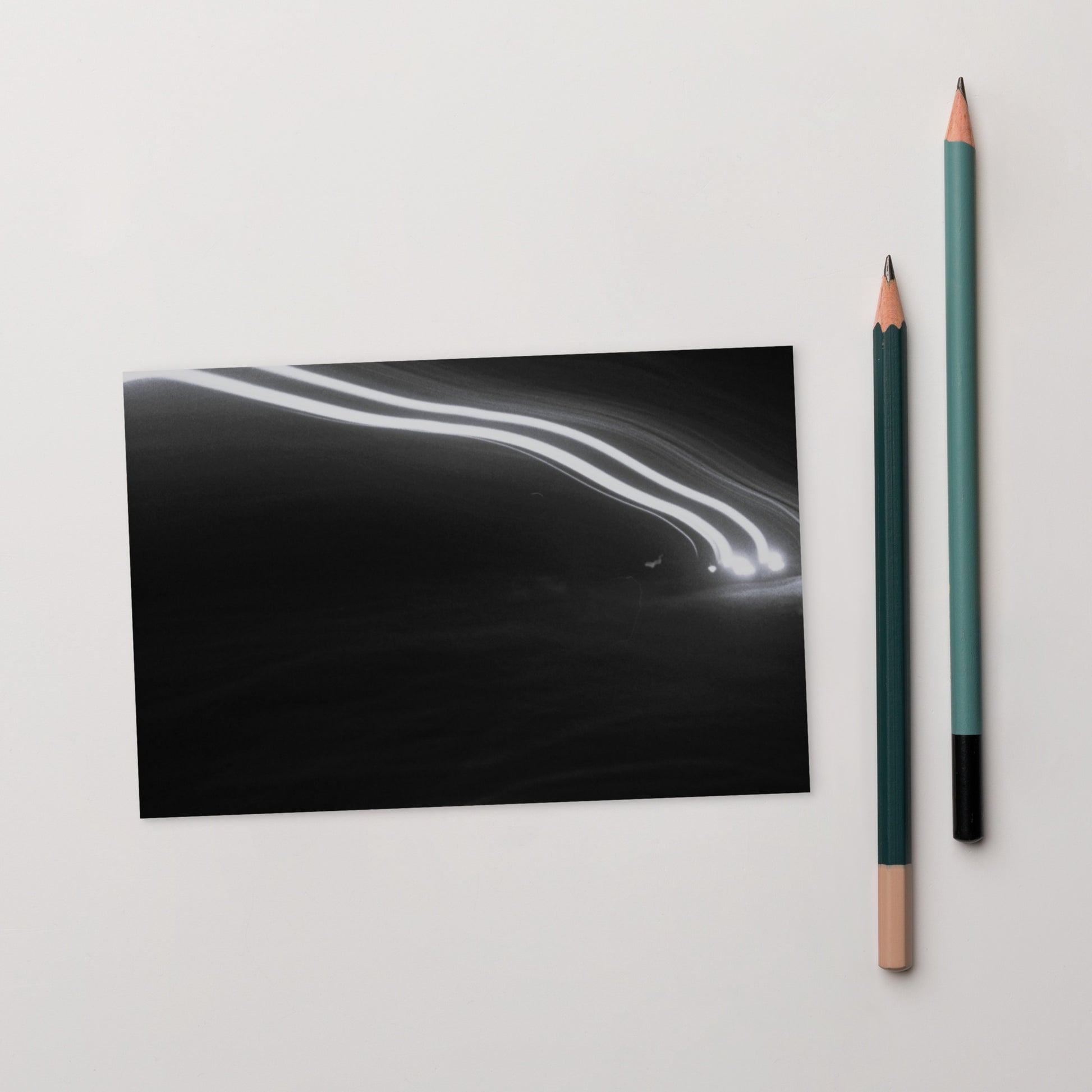 Minimalist streetwear style postcard featuring a 'Night Car Lights' B&W photograph. Printed on thick, durable matte cardstock. / Night Car Lights (B&W) ポストカード：都会の夜の光の軌跡を捉えたモノクロ写真デザイン。モードストリート系ミニマリストの洗練されたアートカード。