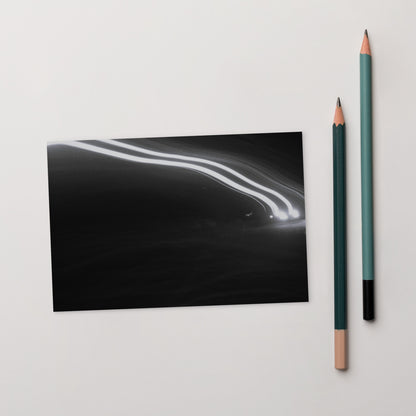 Minimalist streetwear style postcard featuring a 'Night Car Lights' B&W photograph. Printed on thick, durable matte cardstock. / Night Car Lights (B&W) ポストカード：都会の夜の光の軌跡を捉えたモノクロ写真デザイン。モードストリート系ミニマリストの洗練されたアートカード。