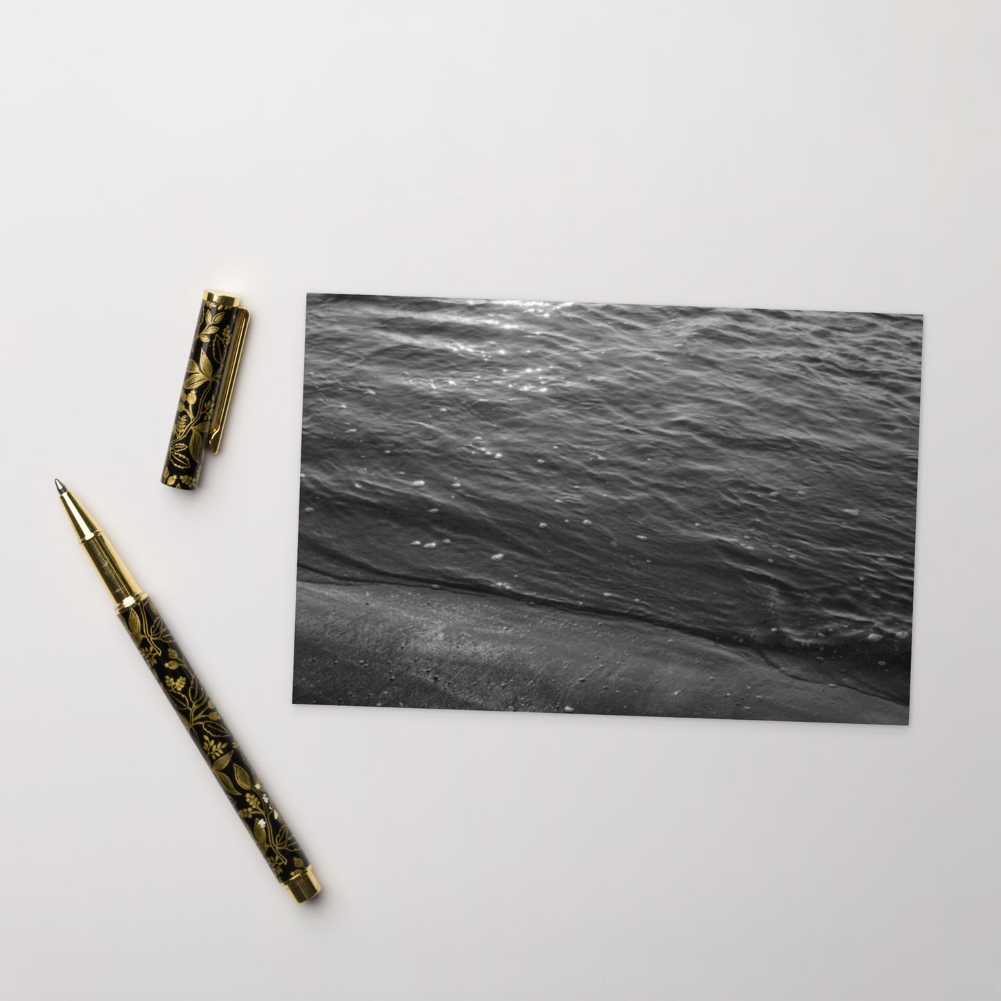 Minimalist mode style postcard featuring the 'Ocean Beach (B&W)' photograph, displayed on a high-quality matte finish. / 「Ocean Beach (B&W)」ポストカード：打ち寄せる波をモノクロで捉えた、高精細マット仕上げのミニマルなアートポストカード。