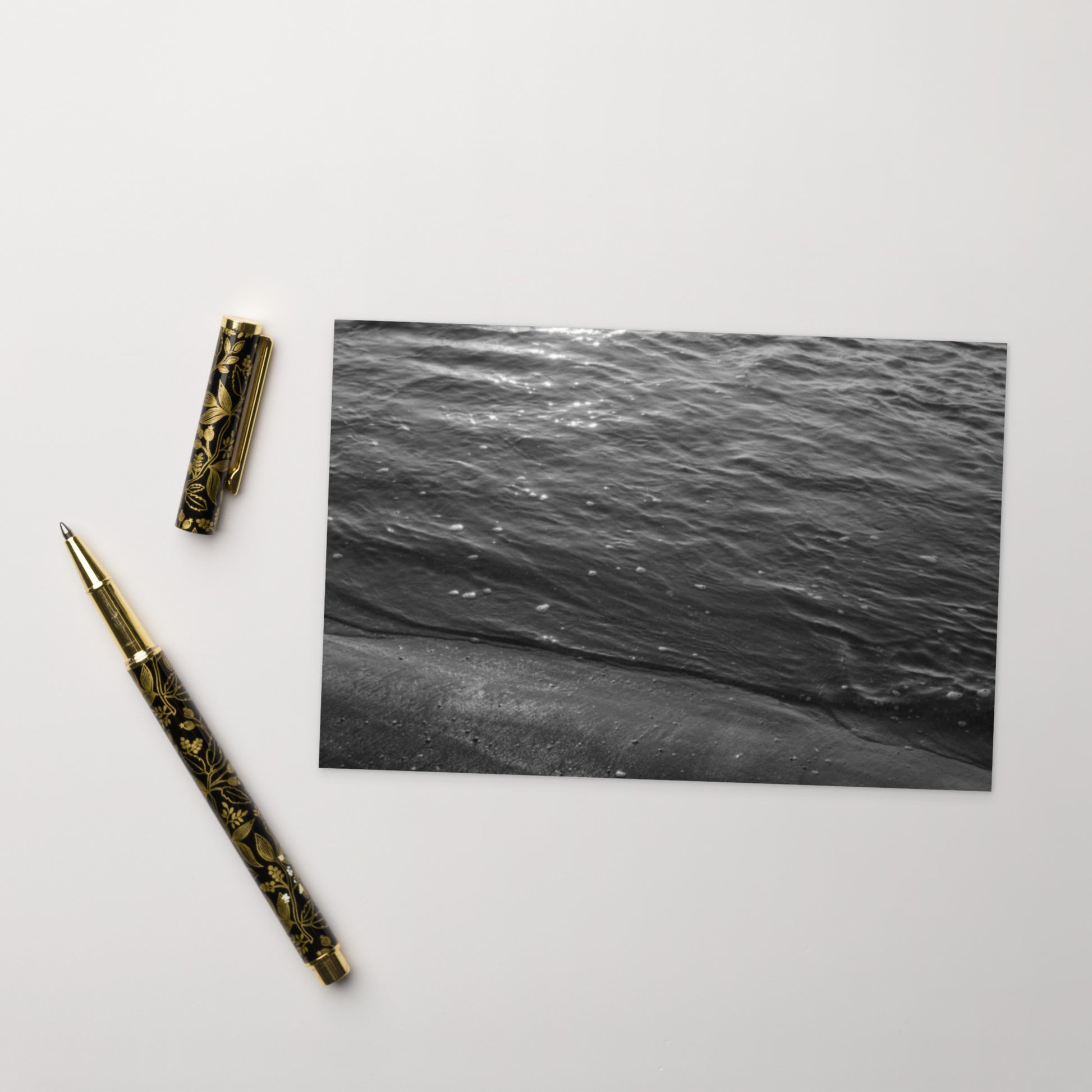 Minimalist mode style postcard featuring the 'Ocean Beach (B&W)' photograph, displayed on a high-quality matte finish. / 「Ocean Beach (B&W)」ポストカード：打ち寄せる波をモノクロで捉えた、高精細マット仕上げのミニマルなアートポストカード。
