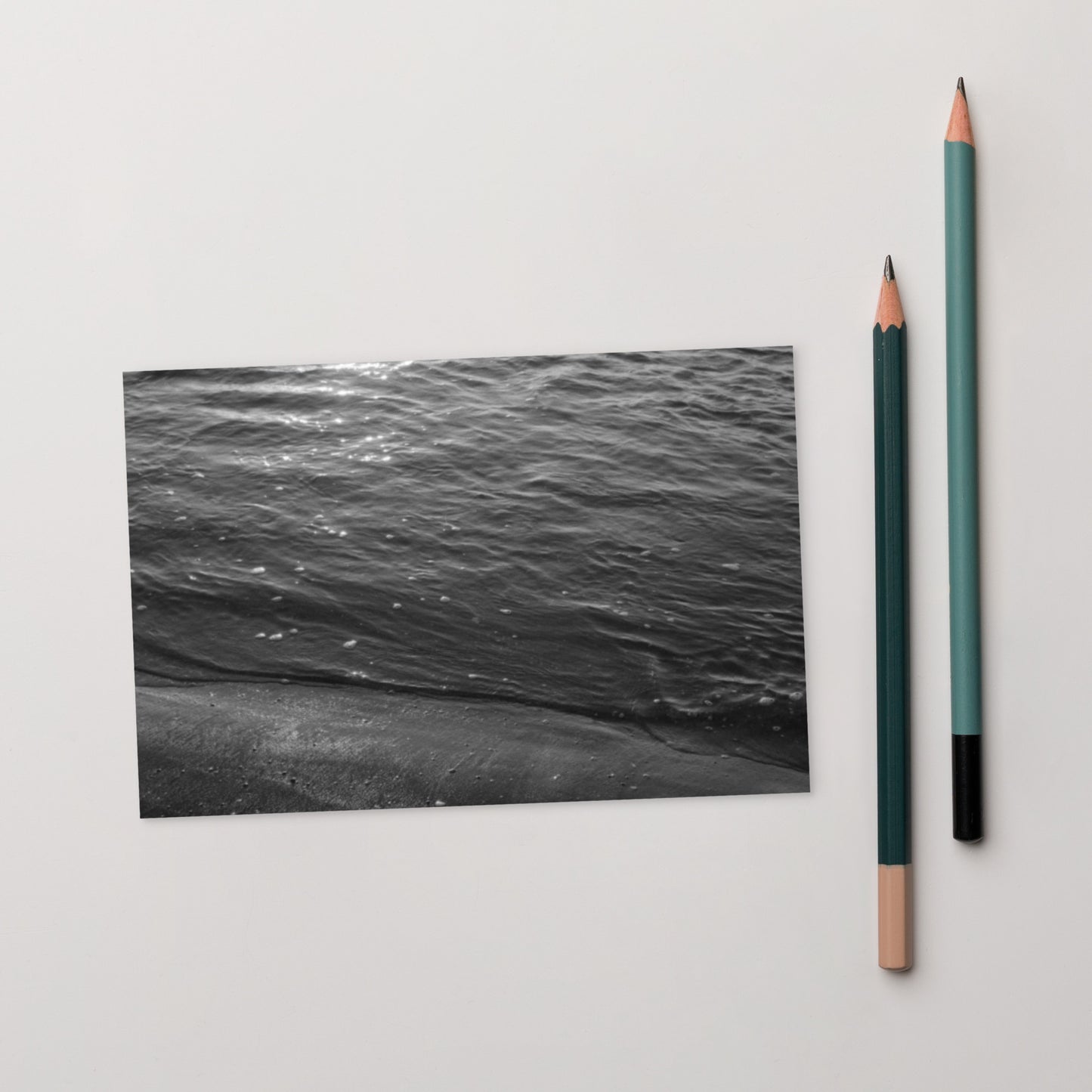 Minimalist mode style postcard featuring the 'Ocean Beach (B&W)' photograph, displayed on a high-quality matte finish. / 「Ocean Beach (B&W)」ポストカード：打ち寄せる波をモノクロで捉えた、高精細マット仕上げのミニマルなアートポストカード。