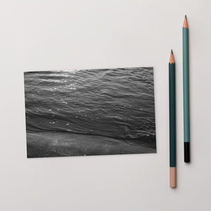 Minimalist mode style postcard featuring the 'Ocean Beach (B&W)' photograph, displayed on a high-quality matte finish. / 「Ocean Beach (B&W)」ポストカード：打ち寄せる波をモノクロで捉えた、高精細マット仕上げのミニマルなアートポストカード。