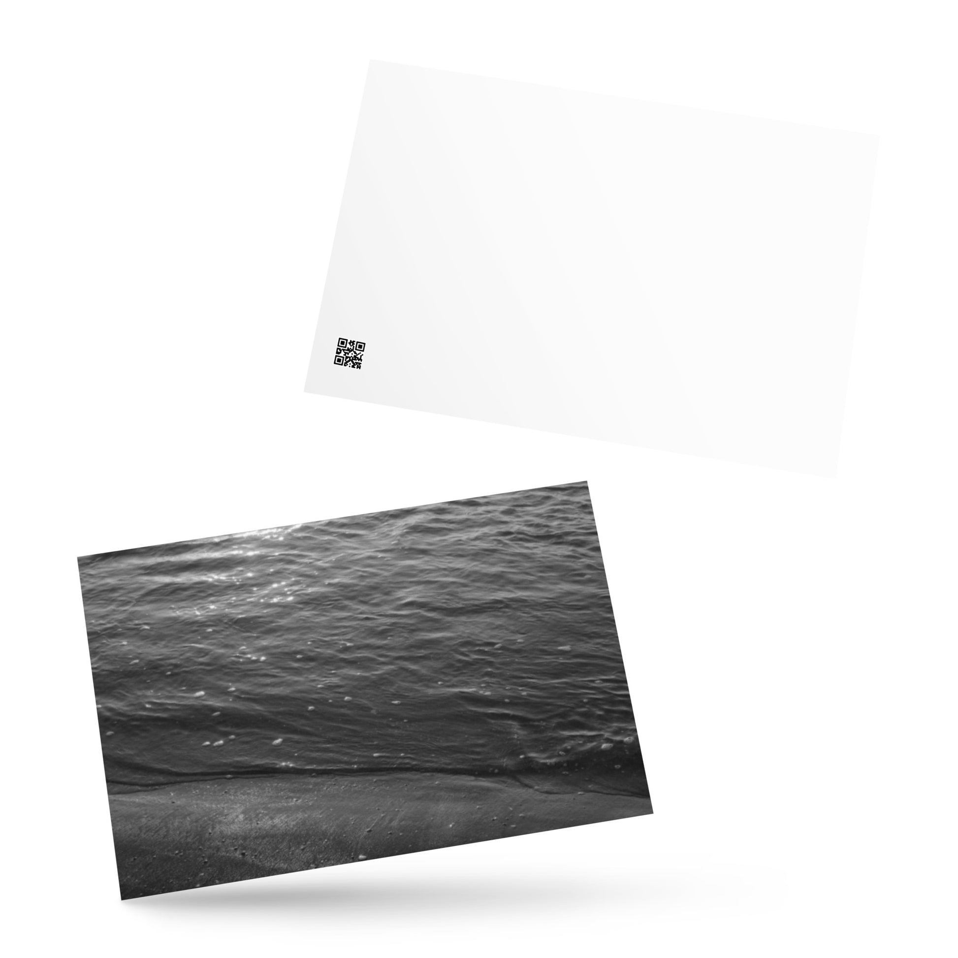 Minimalist mode style postcard featuring the 'Ocean Beach (B&W)' photograph, displayed on a high-quality matte finish. / 「Ocean Beach (B&W)」ポストカード：打ち寄せる波をモノクロで捉えた、高精細マット仕上げのミニマルなアートポストカード。