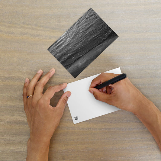 Minimalist mode style postcard featuring the 'Ocean Beach (B&W)' photograph, displayed on a high-quality matte finish. / 「Ocean Beach (B&W)」ポストカード：打ち寄せる波をモノクロで捉えた、高精細マット仕上げのミニマルなアートポストカード。