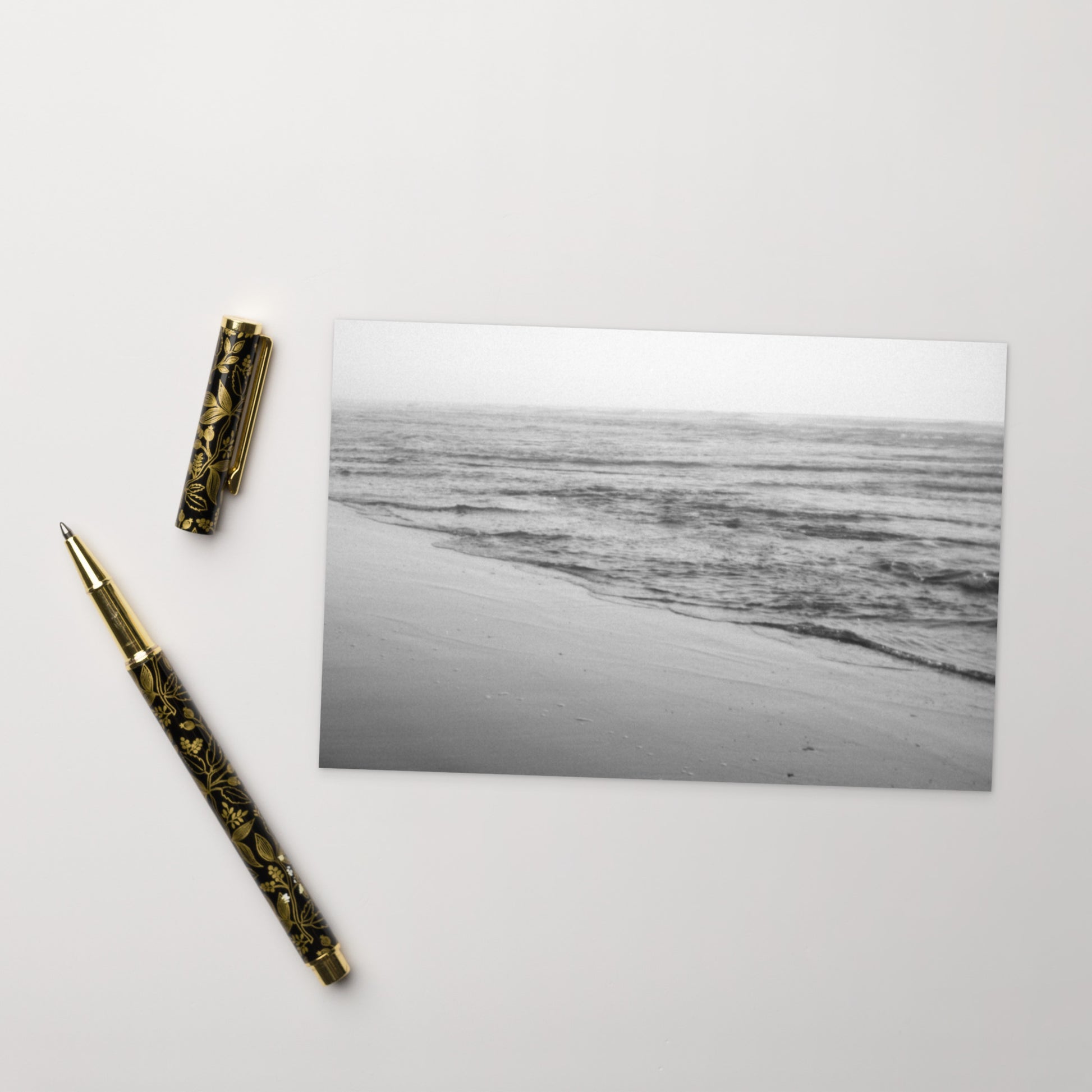 Minimalist art postcard featuring the 'Ocean Beach (B&W)' photo art print. / フロントに「オーシャン・ビーチ（モノクロ）」のフォトアートプリントを配した、ミニマルなデザインのポストカード。