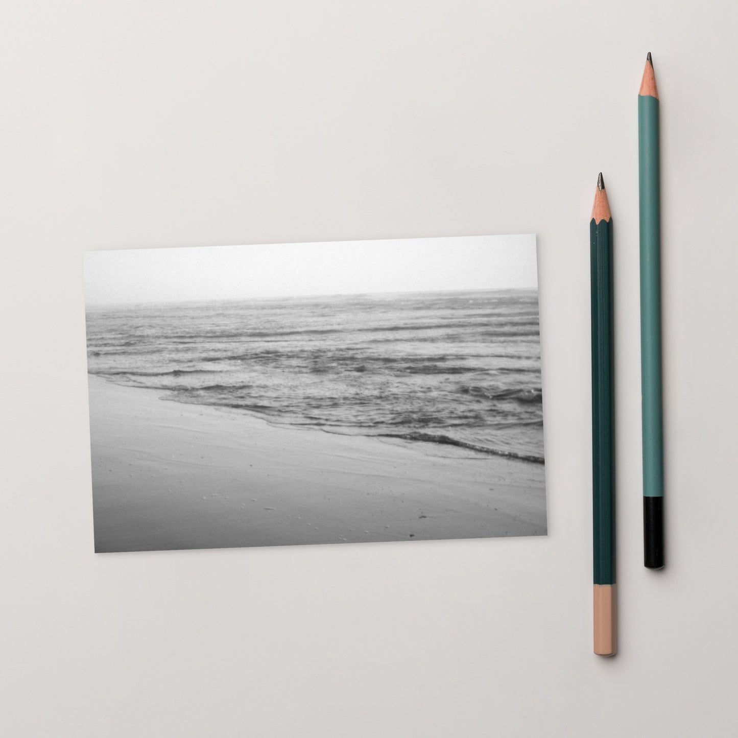 Minimalist art postcard featuring the 'Ocean Beach (B&W)' photo art print. / フロントに「オーシャン・ビーチ（モノクロ）」のフォトアートプリントを配した、ミニマルなデザインのポストカード。