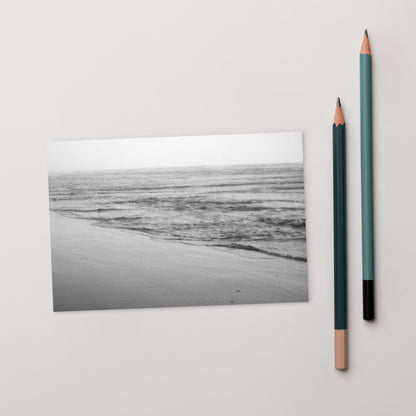 Minimalist art postcard featuring the 'Ocean Beach (B&W)' photo art print. / フロントに「オーシャン・ビーチ（モノクロ）」のフォトアートプリントを配した、ミニマルなデザインのポストカード。