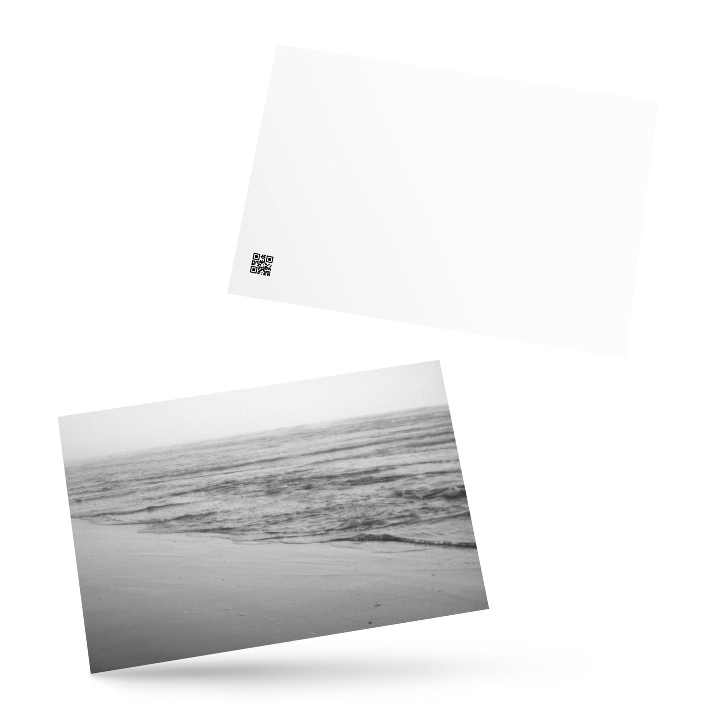 Minimalist art postcard featuring the 'Ocean Beach (B&W)' photo art print. / フロントに「オーシャン・ビーチ（モノクロ）」のフォトアートプリントを配した、ミニマルなデザインのポストカード。