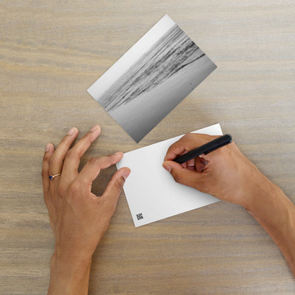 Minimalist art postcard featuring the 'Ocean Beach (B&W)' photo art print. / フロントに「オーシャン・ビーチ（モノクロ）」のフォトアートプリントを配した、ミニマルなデザインのポストカード。