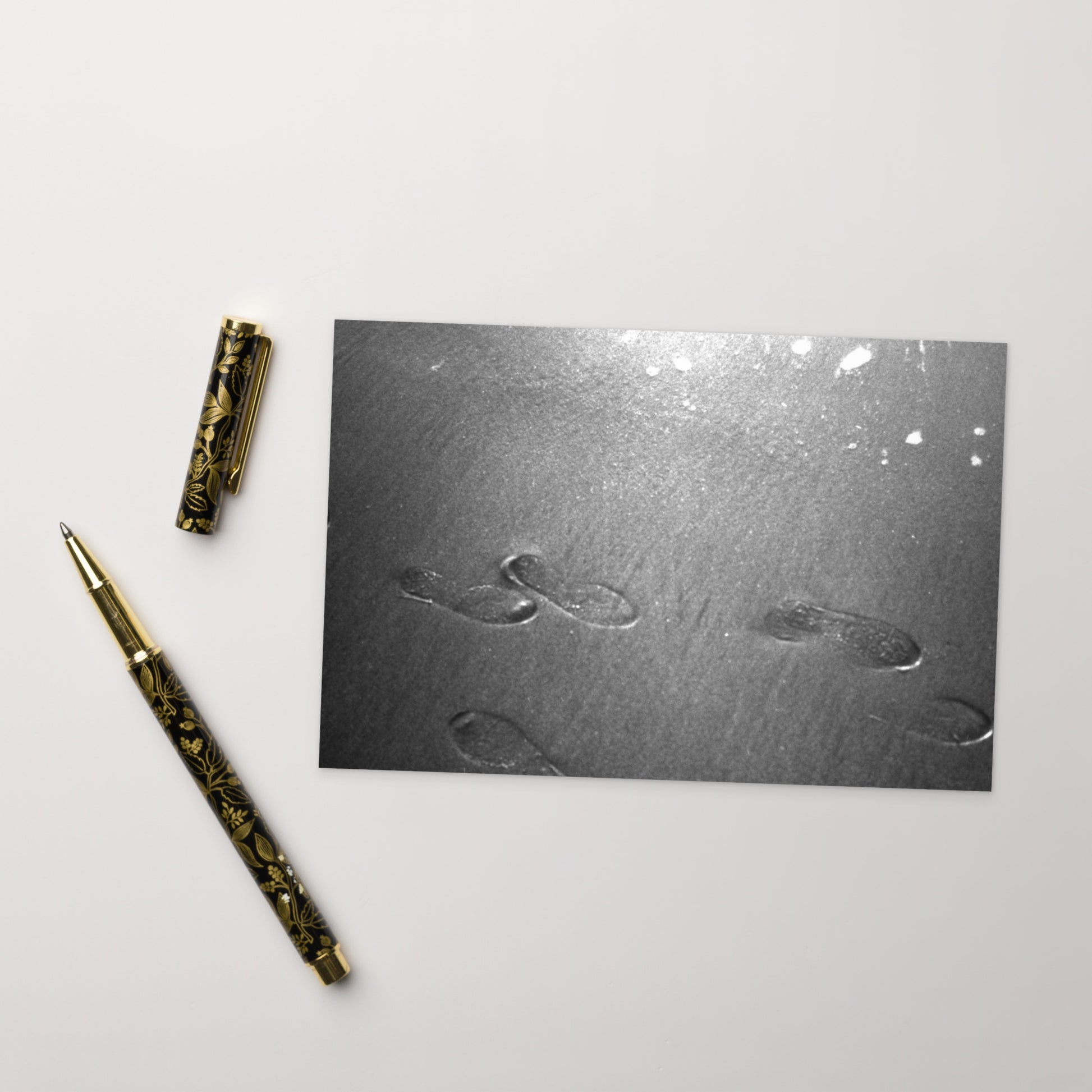 Minimalist design featuring the 'Beach Footprints (B&W)' photo art. / 「砂浜の足跡（モノクロ）」のフォトアートによるミニマルなデザイン。