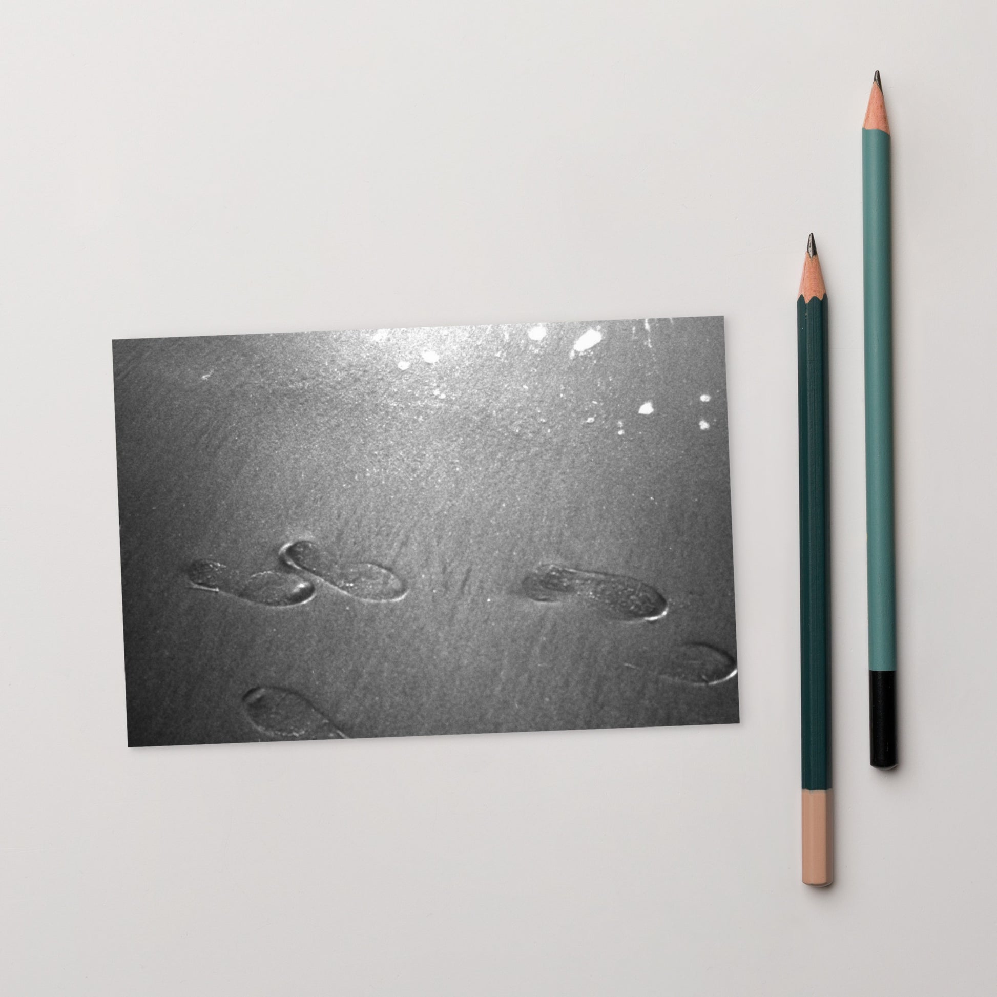 Minimalist design featuring the 'Beach Footprints (B&W)' photo art. / 「砂浜の足跡（モノクロ）」のフォトアートによるミニマルなデザイン。